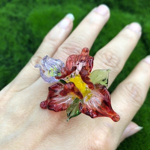 Anel de flor de vidro, arte em vidro Lampwork, anel de declaração de vidro, presente para ela, anel de vidro soprado, joias de festa, presentes de sopro de vidro, anel de vidro Murano