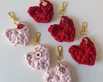 Ręcznie robiony brelok z serduszkiem z materiału | Brelok z zawieszką, prezent na Walentynki