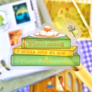 Tiana Books & Beignets Adesivo trasparente/ Principessa e rana Ray Disney Decalcomania per laptop Custodia per cellulare Agenda Bottiglia