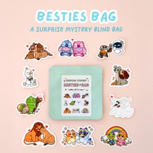 Può includere: Una borsa verde chiaro "Besties Bag" con il testo "BESTIES BAG" e "A SURPRISE MYSTERY BLIND BAG". L'immagine presenta vari adesivi di personaggi dei cartoni animati, tra cui Stitch, Bambi e Olaf, su sfondo rosa.