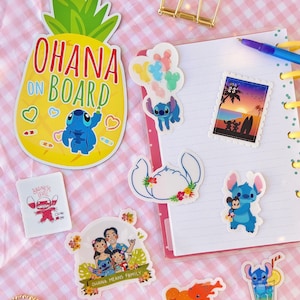 Puede incluir: Una colecci&oacute;n de pegatinas coloridas con el personaje de Disney Stitch. Las pegatinas incluyen a Stitch sosteniendo un collar de flores, Stitch con Mickey Mouse, Stitch con globos, Stitch con una tabla de surf y Stitch con una pi&ntilde;a. Las pegatinas est&aacute;n sobre un fondo a cuadros rosa y blanco.