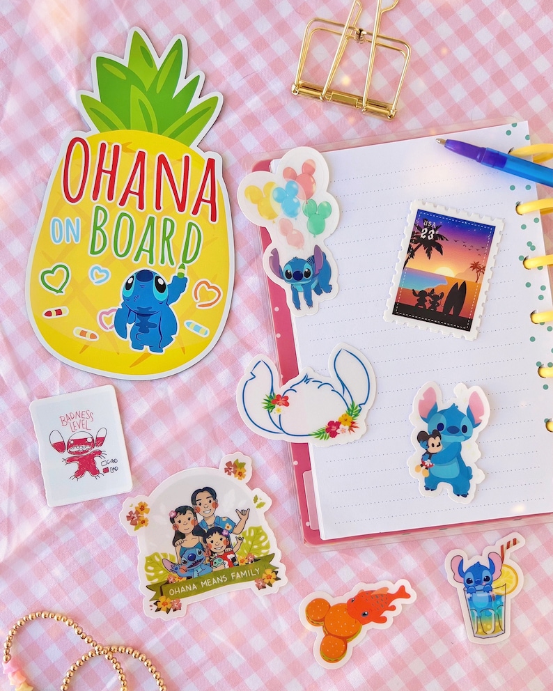 Puede incluir: Una colecci&oacute;n de pegatinas coloridas con el personaje de Disney Stitch. Las pegatinas incluyen a Stitch sosteniendo un collar de flores, Stitch con Mickey Mouse, Stitch con globos, Stitch con una tabla de surf y Stitch con una pi&ntilde;a. Las pegatinas est&aacute;n sobre un fondo a cuadros rosa y blanco.