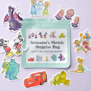 以下が含まれることがあります： 「Animator's Sketch Surprise Bag」と書かれたミントグリーンのバッグと、漫画のキャラクターのステッカー。ステッカーには、ミッキーマウス、カーズ、アナと雪の女王などのディズニーキャラクターが描かれています。バッグには、9つのミステリーデザインすべてを集めることが約束されています。