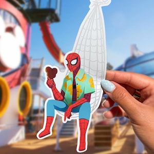 Puede incluir: Una pegatina de Spider-Man con una camisa hawaiana, sentado en una hamaca y sosteniendo un helado. El personaje está representado con su traje clásico rojo y azul, con una máscara roja. El fondo muestra la cubierta de un crucero y un cielo azul.