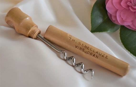 Deux Tire Bouchons Avec Une Connexion Algérien Et Français - 