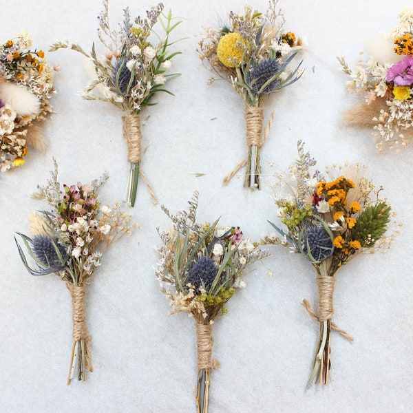 Assortiment de boutonnières chardon / boutonnière de fleurs séchées rustique / boutonnière lavande véritable / mini bouquet de fleurs séchées à l'haleine de bébé