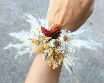 Pampas grass Rust tones wrist corsage / Dried rustic flowers matching pin on corsage / Dried flowers Bunny tail Wedding Accessory