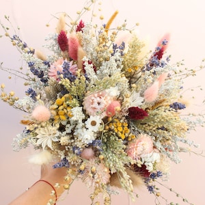Bouquet di fiori secchi di pesca e lavanda: composizione boho di fiori selvatici