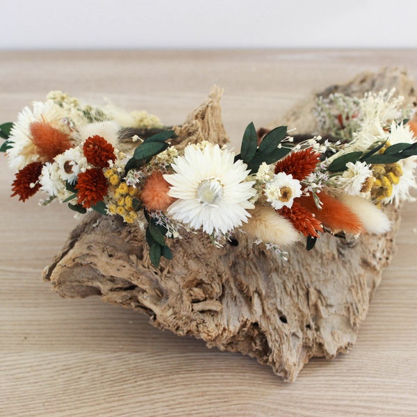 Couronne de fleurs séchées des prés de couleur rouille neutre avec feuilles stabilisées vert foncé