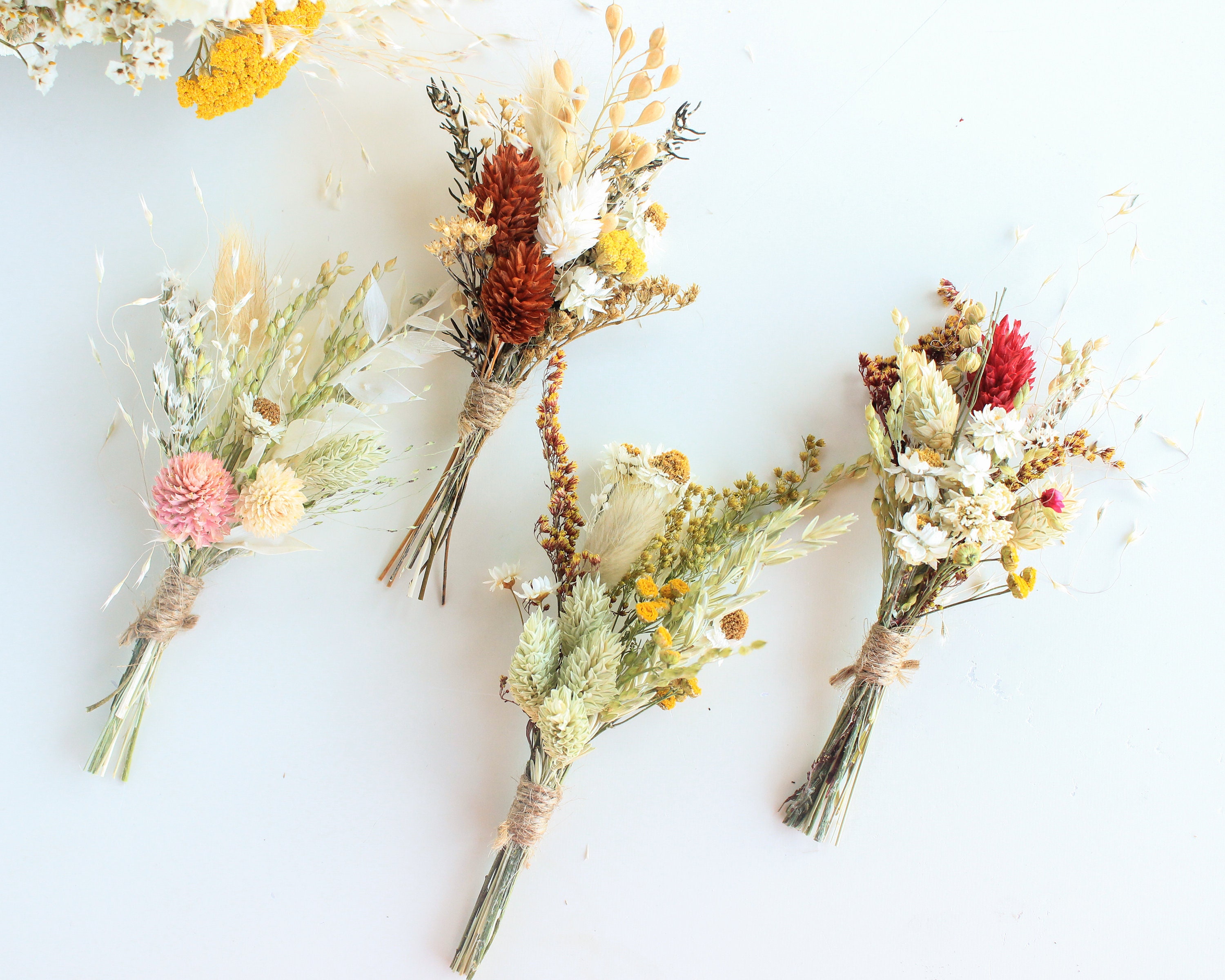 Boutonnieres di fiori secchi assortiti / Boutonniere di fiori secchi  rustici / Composizione floreale naturale / Mini bouquet di fiori essiccati  al respiro per bambini -  Italia