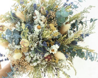 Ramo de flores secas de cardo azul: decoración de boda con eucalipto y flores silvestres