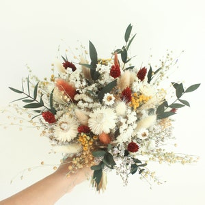 Neutral Rost Orange Wiese Trockenblumen Bouquet mit dunkelgrünen konservierten Blättern / Wildblumen Bouquet