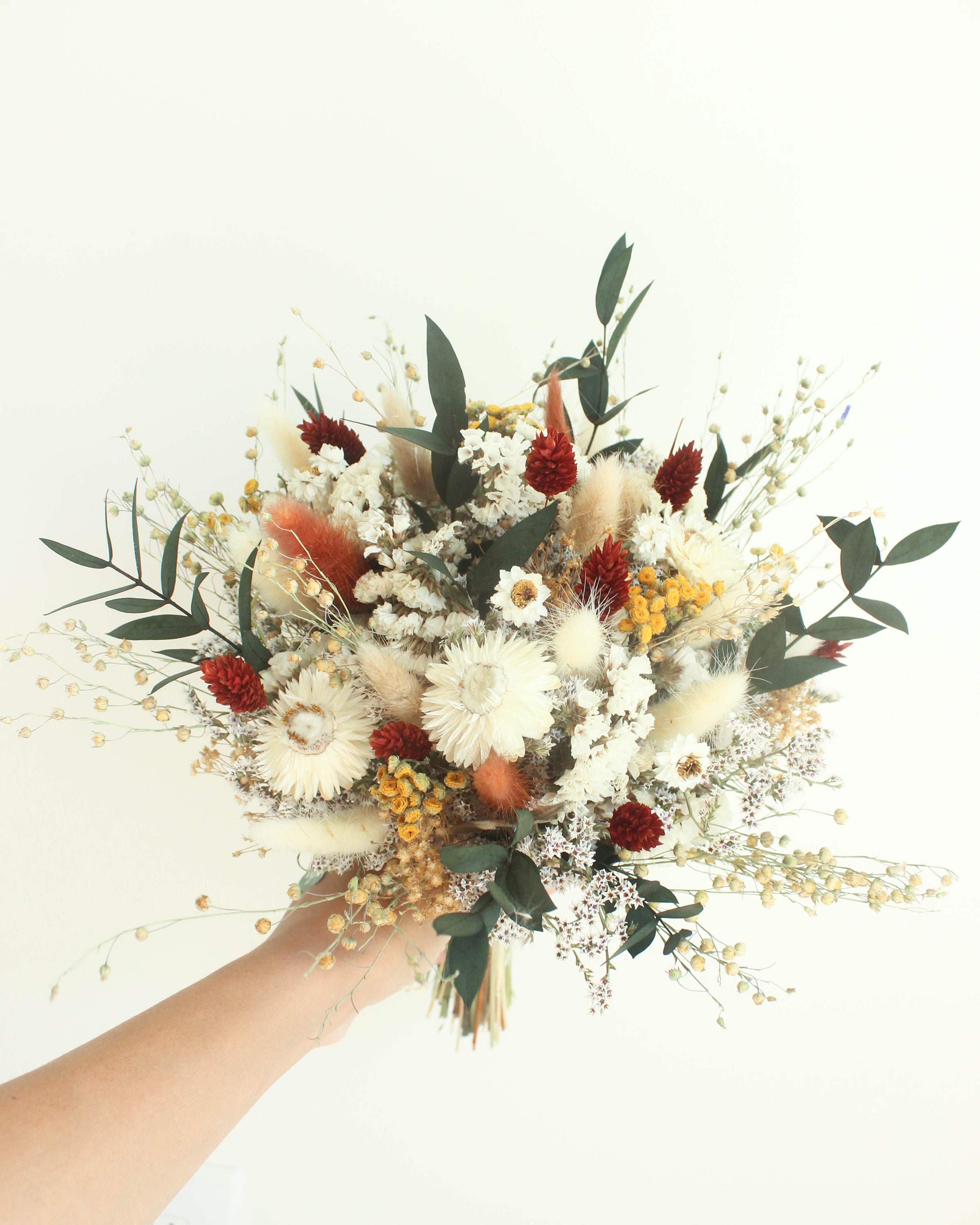 Neutral Rost Orange Wiese Trockenblumen Bouquet mit dunkelgrünen konservierten Blättern / Wildblumen Bouquet