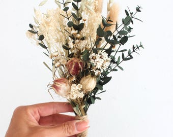 Ramo de flores silvestres y follaje oscuro, mini ramo seco en tonos neutros, centro de mesa para bodas, regalos navideños