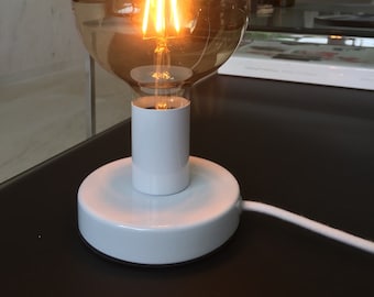 Lampe de table en métal blanc avec câble textile blanc et interrupteur