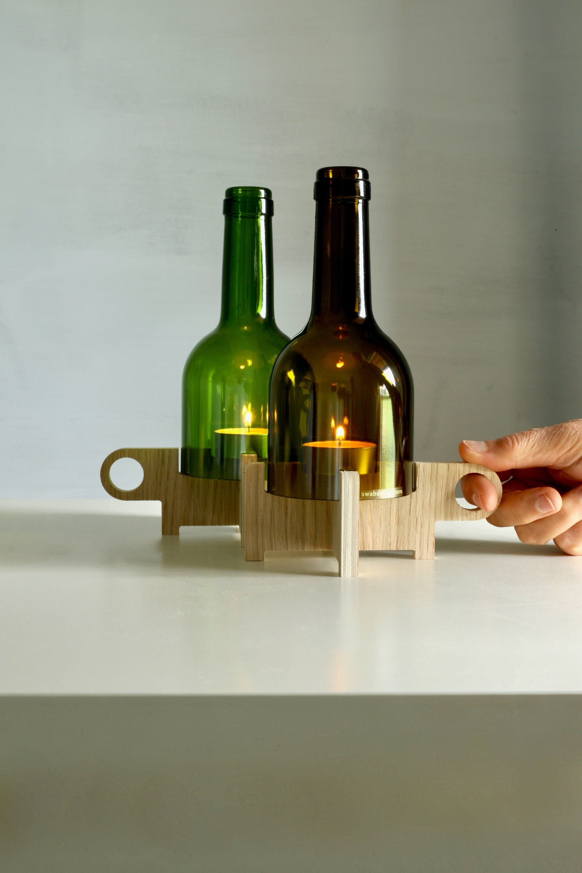 Kerzenhalter aus Glas und Holz, Weinflasche mit Holzsockel, Teelichthalter aus recycelter Weinflasche