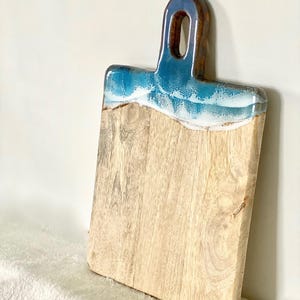 Planche à Découper Moderne En Bois Et Résine Époxy Bleue – Taille Moyenne (20x30 Cm)