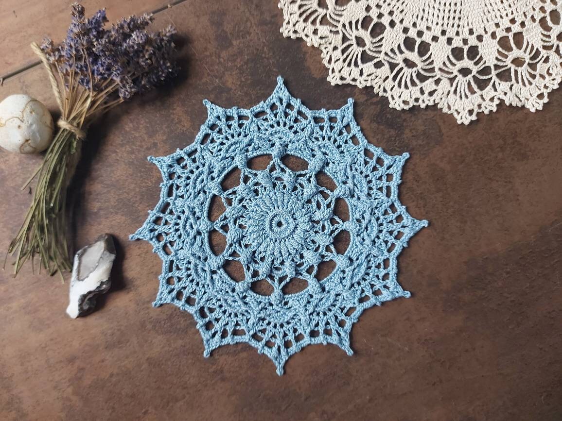 Petit Crochet Bleu Doily 8 , Belle Décoration de Maison Faite à La Main, Table, Cadeau Exclusif, Att