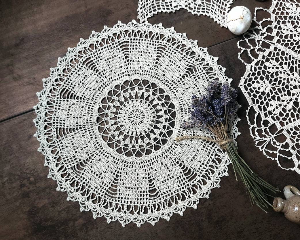 Beige Dentelle Crochet Doily 12.5 , Belle Décoration de Maison Faite à La Main, Nappe, Cadeau Exclus