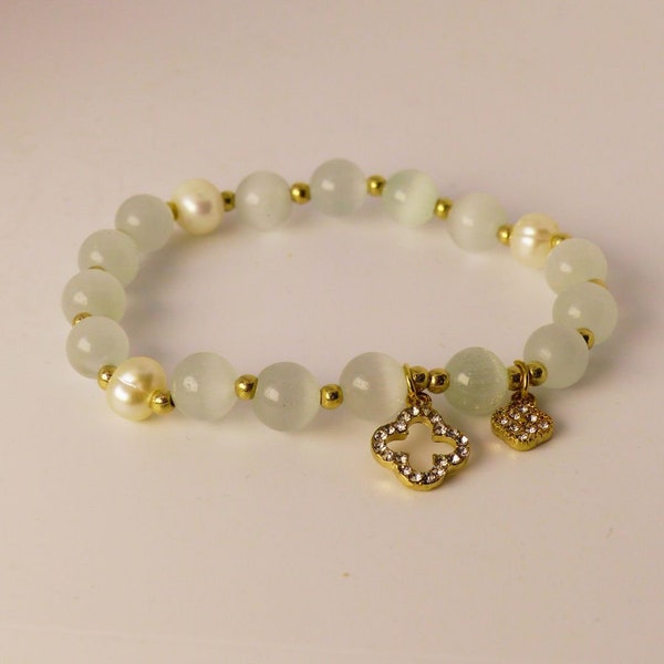 bracelet perles et opale blanche + charm 8mms