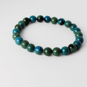 Peut inclure: Un bracelet en pierres précieuses vertes et bleues avec des perles rondes.