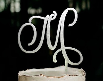 Gâteau de mariage lettre L monogramme or de gâteau L