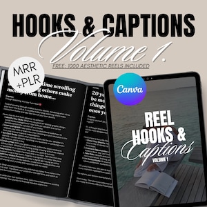 Könnte beinhalten: Ein digitales Tablet zeigt ein Buchcover mit dem Titel "Reel Hooks & Captions Volume 1". Das Buchcover zeigt eine Frau, die auf einem Steg sitzt und ein Buch auf dem Schoß hält. Das Tablet liegt auf einem Tisch mit einem schwarz-weißen Buch, das auf einer Seite mit dem Titel "Hooks & Captions Volume 1" geöffnet ist. Die Buchseite enthält Text darüber, wie man von zu Hause aus Geld verdient. Der Text "MRR + PLR" befindet sich in einem Kreis auf der Buchseite. Der Text "FREE: 1000 AESTHETIC REELS INCLUDED" befindet sich über dem Buchcover.