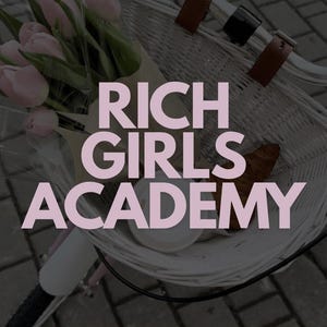 以下が含まれることがあります： ピンクのチューリップのブーケと「RICH GIRLS ACADEMY」というピンクの文字が入った白い籐のバスケット