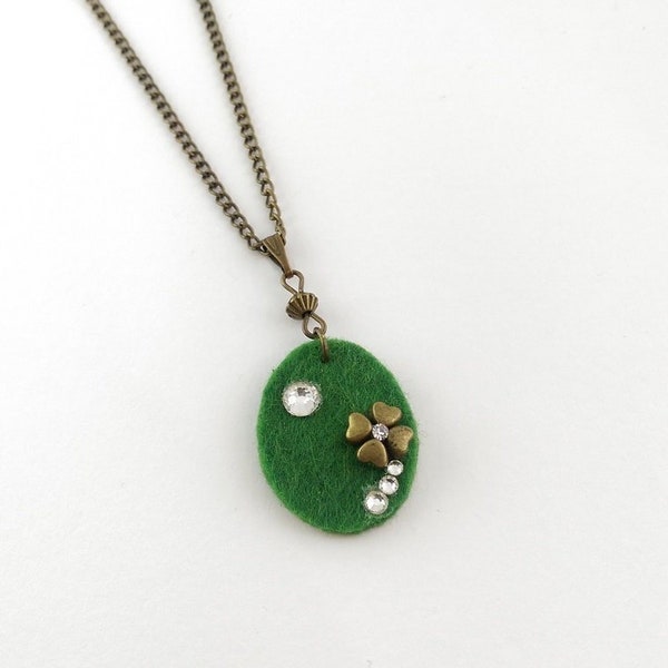 Collier pendentif ovale vert Trèfle ou Fleur