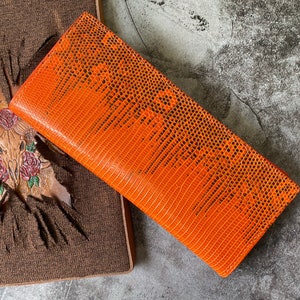 Cartera larga de lagarto naranja y negro