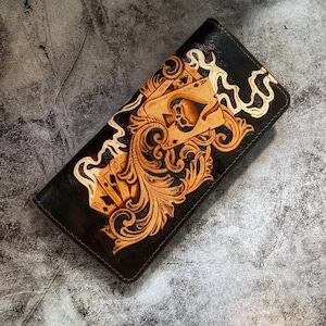 Cartera larga con diseño de calavera y ases hecha a mano, con grabado de cuero.