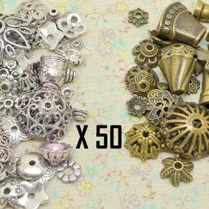 Pode incluir: Uma coleção de 50 peças de metal para bijuteria, incluindo calotas, cones e espaçadores em tons de prata e bronze antigo com várias formas filigranadas e florais, dispostas em dois grupos de cores com o texto X 50.