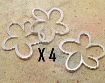 4 connecteurs ou breloques fleur, évidé ajouré, en métal argenté