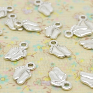 20 o 100 amuletos de pies de bebé, nacimiento de un niño, metal plateado, para tarjeta o compartir