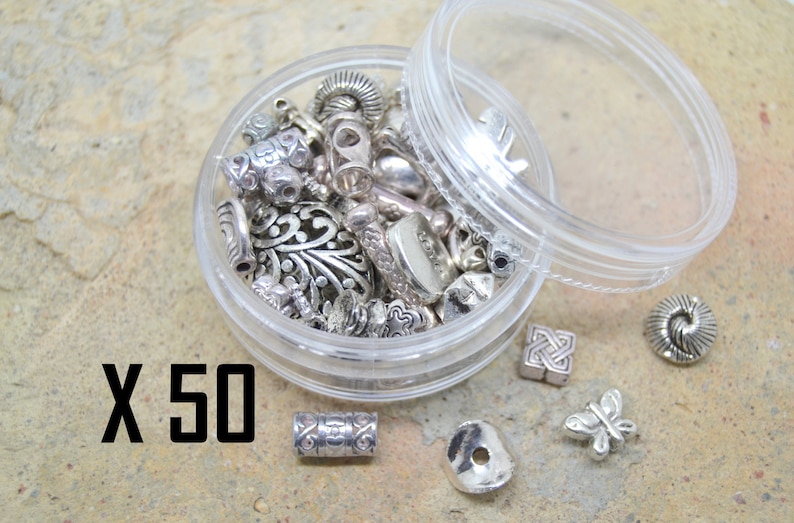 assortiment 50 perles, en métal argenté, avec boîte de rangement plastique image 1