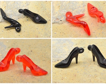 breloque paire de chaussure, talon aiguille, escarpin femme, noir ou rouge, plastique acrylique