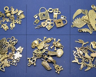 surtido, 10 amuletos y perlas, metal plateado, pluma, pájaro, bebé, llave, calavera, pescado