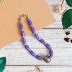 Collana girocollo con perline di carta viola - Dichiarazione di moda eco-sostenibile con ciondolo grigio metallizzato - Regalo di compleanno gioielli fatti a mano