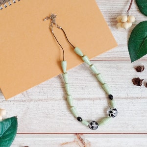 Collana di carta verde menta e perline di vetro - Pezzo di dichiarazione di moda autenticamente fatto a mano con accenti maculati neri e argento - Regalo per donne