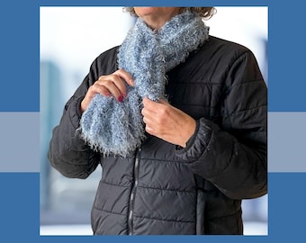 Gehäkelter Winterschal - Handgefertigte hellblaue Verpackung - Fuzzy Lace Texture, luftiges Doppelschicht Design