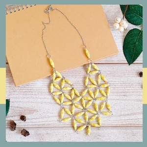 Collana bavaglino con perline giallo sole / Collana a cascata con perline di carta fatte a mano / Dichiarazione boho chic