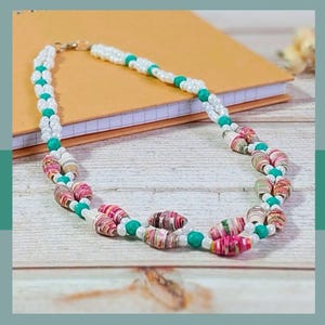 Collana di perline di carta multifilo fatta a mano - Gioiello ecologico da regalo per lei in rosa pastello, verde e bianco