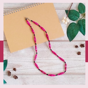 Collana minimalista rosa shocking fatta a mano con perline di carta riciclata / Gioielli Boho Chic sostenibili e leggeri