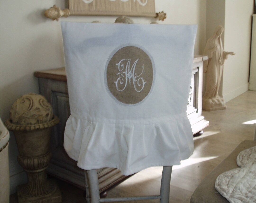 Housse de dossier de chaise en lin, volant et monogramme en médaillon