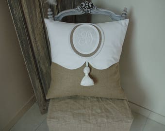 Housse de coussin en toile de lin naturel et linge ancien. Monogramme en double médaillon et pompon. Modèle "un jour de novembre"