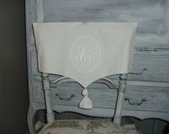 Housse de dossier de chaise en linge ancien, monogramme en médaillon et pompon