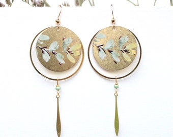Boucles d'oreilles longues japonaises vert jade celadon menthe et bronze Modèle Hanaki: fleurs et arbres oiseau grue