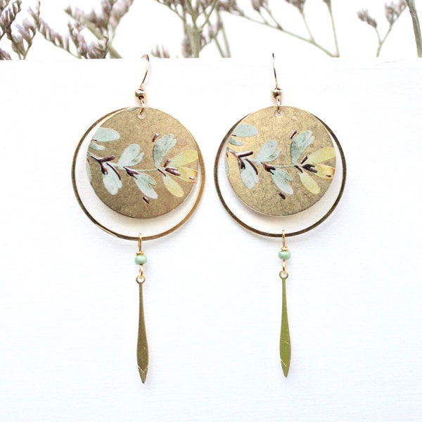 Boucles d'oreilles longues japonaises vert jade celadon menthe et bronze Modèle Hanaki: fleurs et arbres oiseau grue