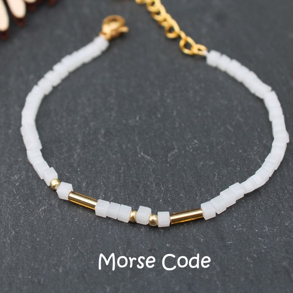 bracelet fin personnalisé initiales en morse doré inoxydable perles blanches carrées cristal ou ronde idée cadeau