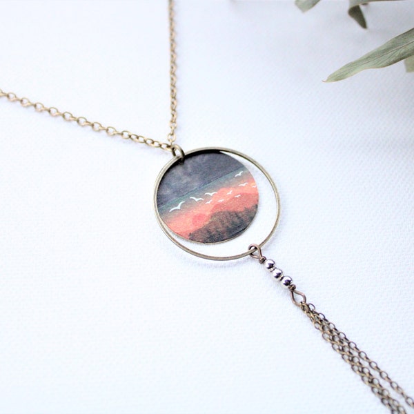 Collier céleste fantaisie bronze pendentif rond et cercle motif lune nuages bleu nuit ou coucher de soleil  oiseaux et paysage rose corail